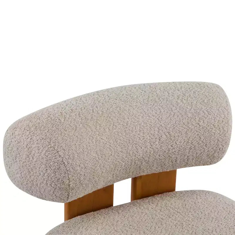 Chaise contemporaine en bouclette et hévéa