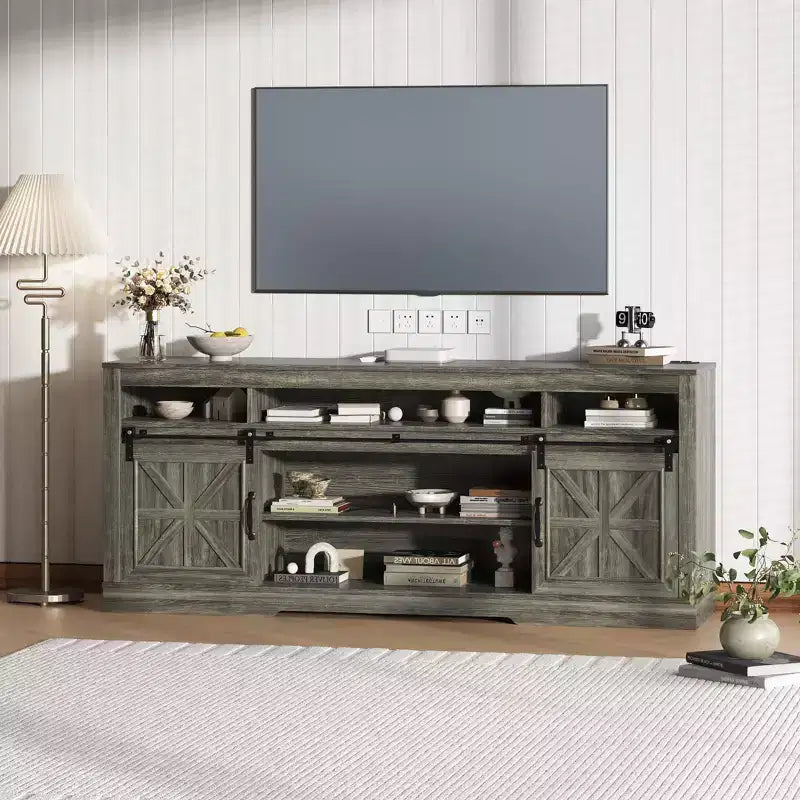 Meuble TV de style rustique pour téléviseur de 75 pouces, meuble de divertissement avec rangement semi-ouvert et portes de grange, console TV avec étagère réglable